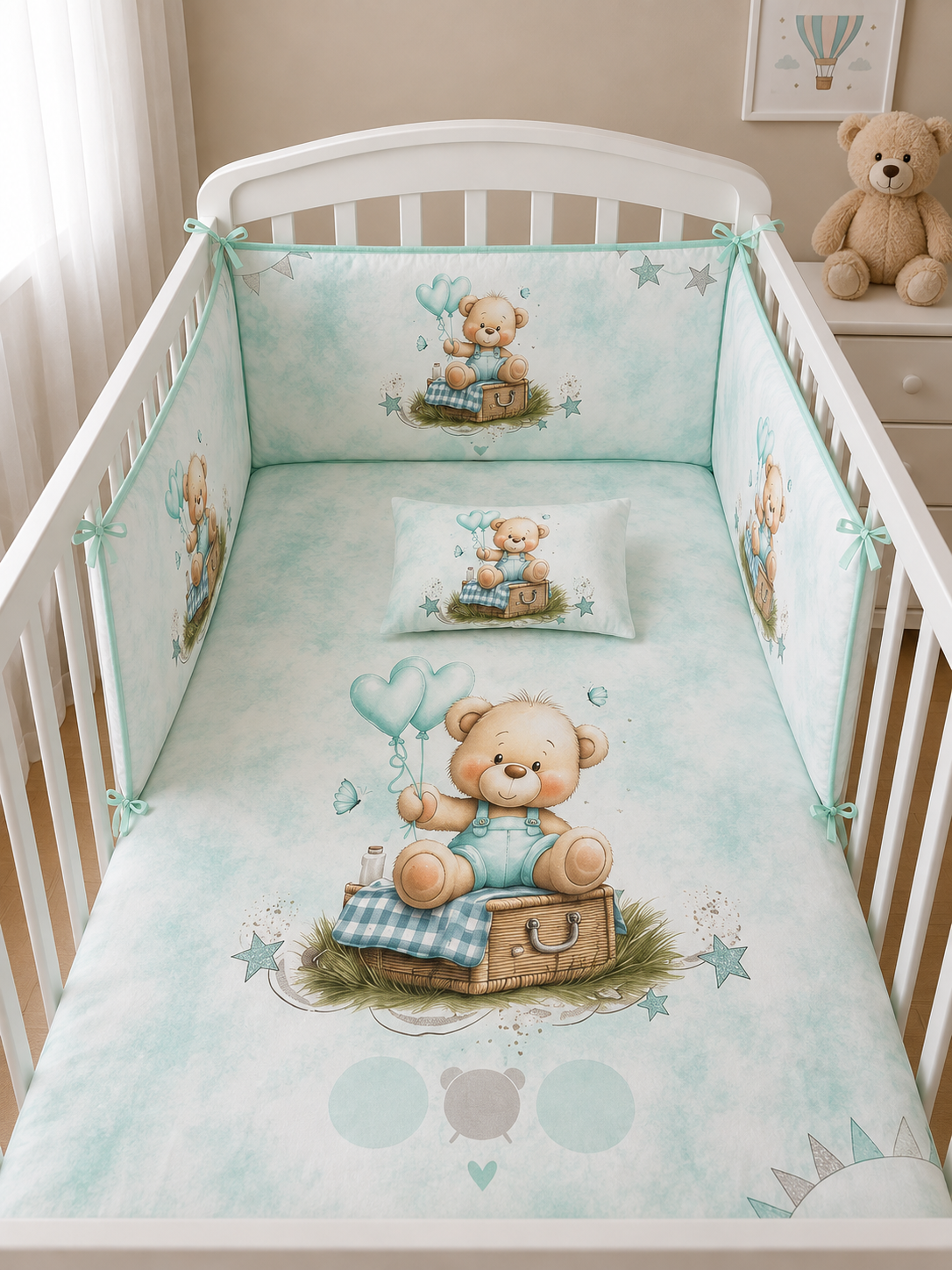 Berço branco com roupa de cama azul clara e ursinho desenhado