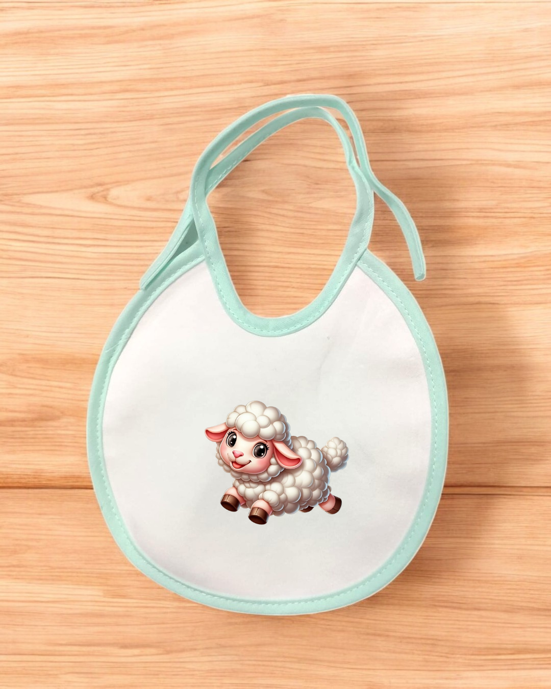 Babete de bebé branco com borda azul clara e desenho de ovelha