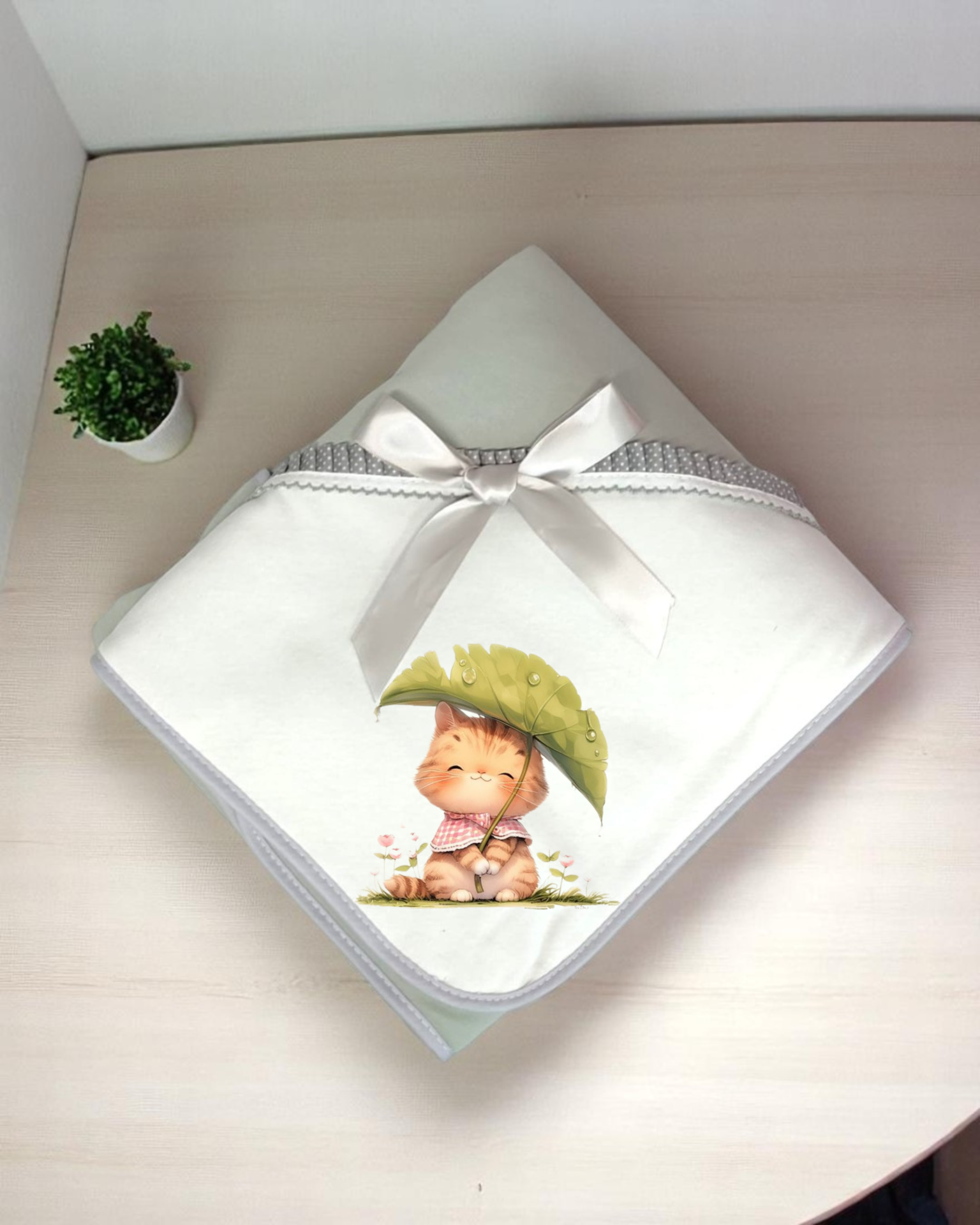 Manta de bebé branca com laço e estampa de gato com guarda-chuva verde