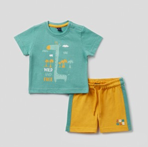 Conjunto infantil com t-shirt verde água e calções amarelos.