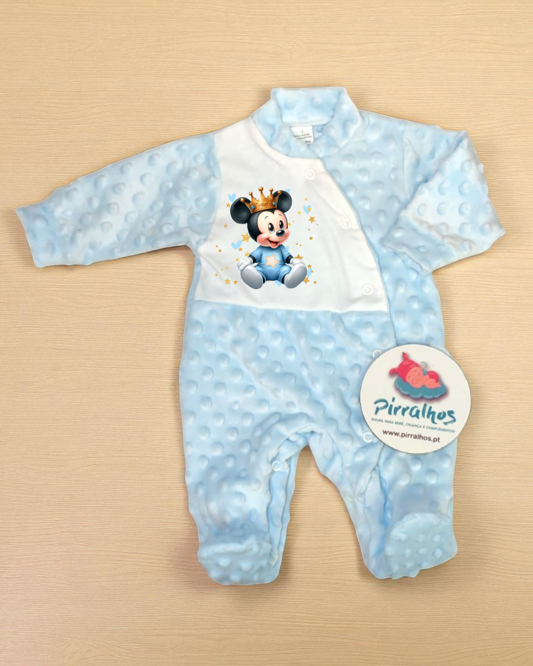 Pijama de bebé azul e branco com estampa do Mickey Mouse e etiqueta da marca Pirralhos