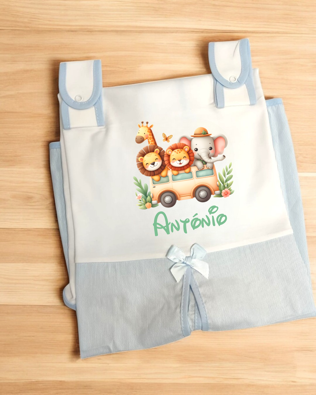 Bolsa de tecido azul e branco com estampa de animais num autocarro e nome António