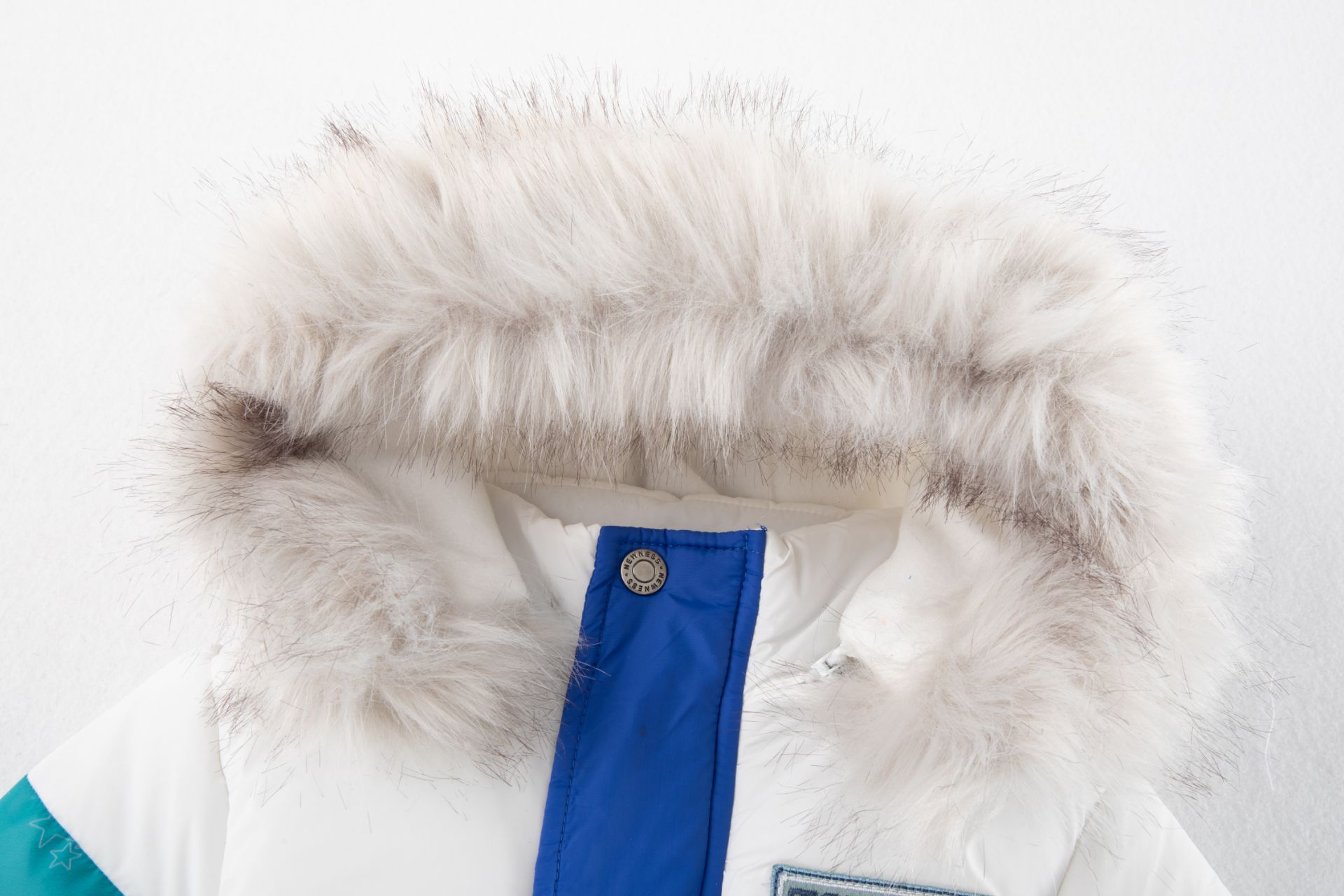 Casaco de inverno branco com capuz peludo e faixa azul