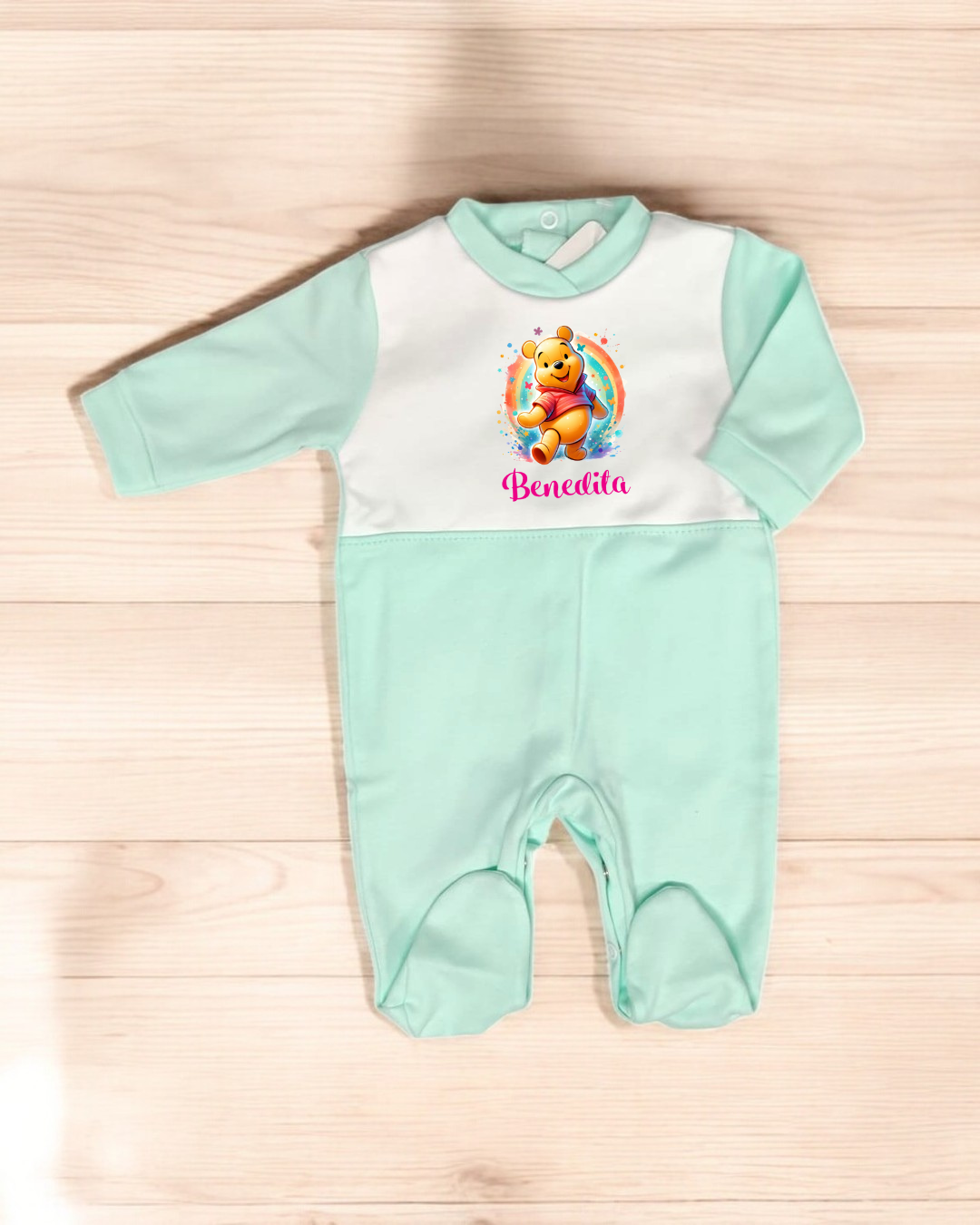 Pijama de bebé verde menta com estampa do ursinho Pooh e nome 'Benedita'