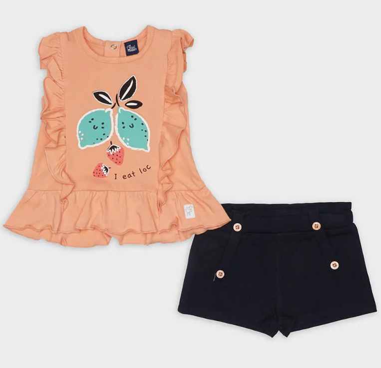 Conjunto infantil com túnica cor de pêssego estampada e calções pretos.