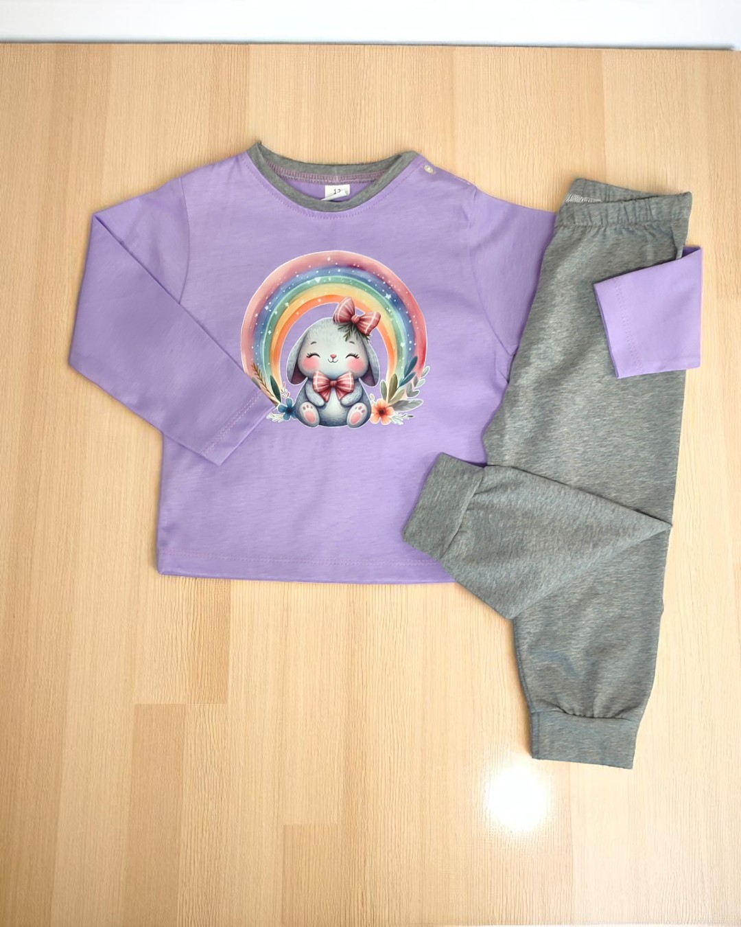 Pijama infantil com camisola lilás e calças cinzentas