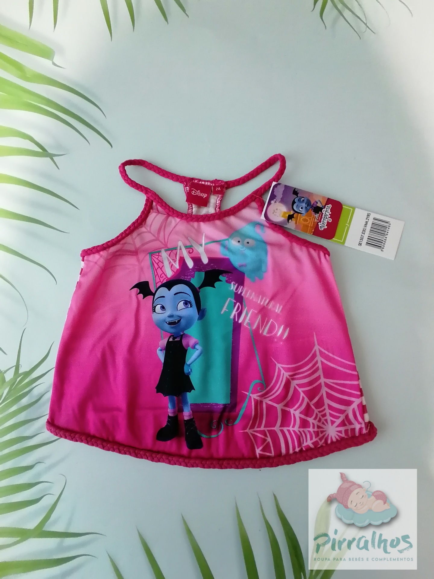 Camisola rosa para criança com personagem animada e padrão de teia de aranha