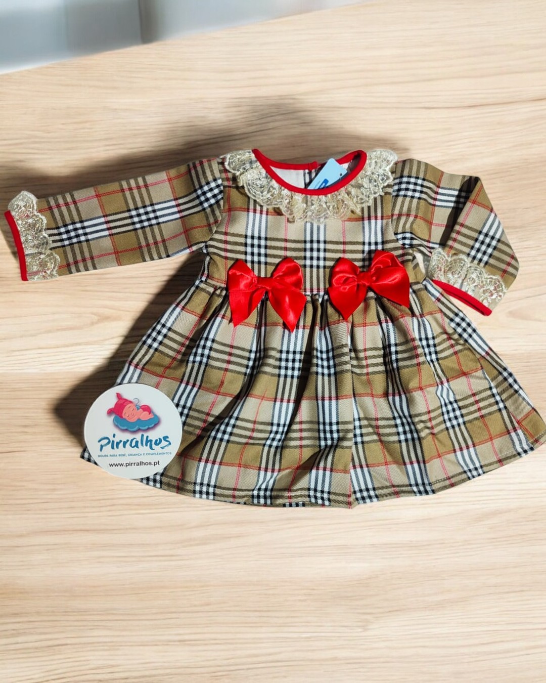 Vestido de bebé xadrez com renda e laços vermelhos