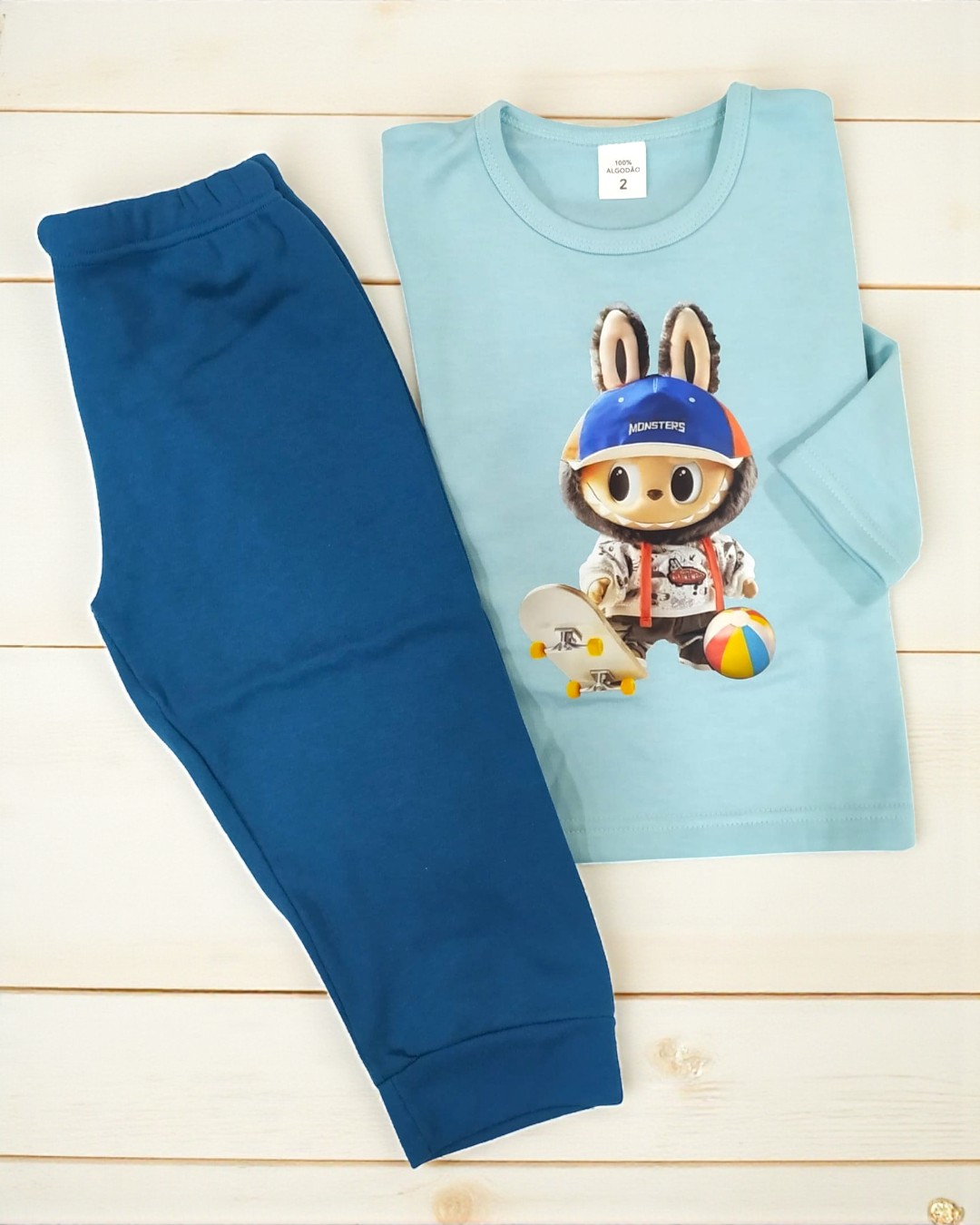 Conjunto de pijama infantil azul claro e azul escuro com estampa de coelho skate
