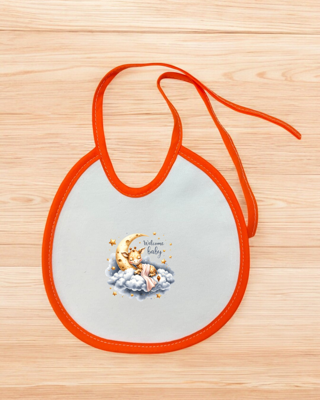 Babete de bebé branco com borda laranja e estampa a cores de bebé, lua e estrelas