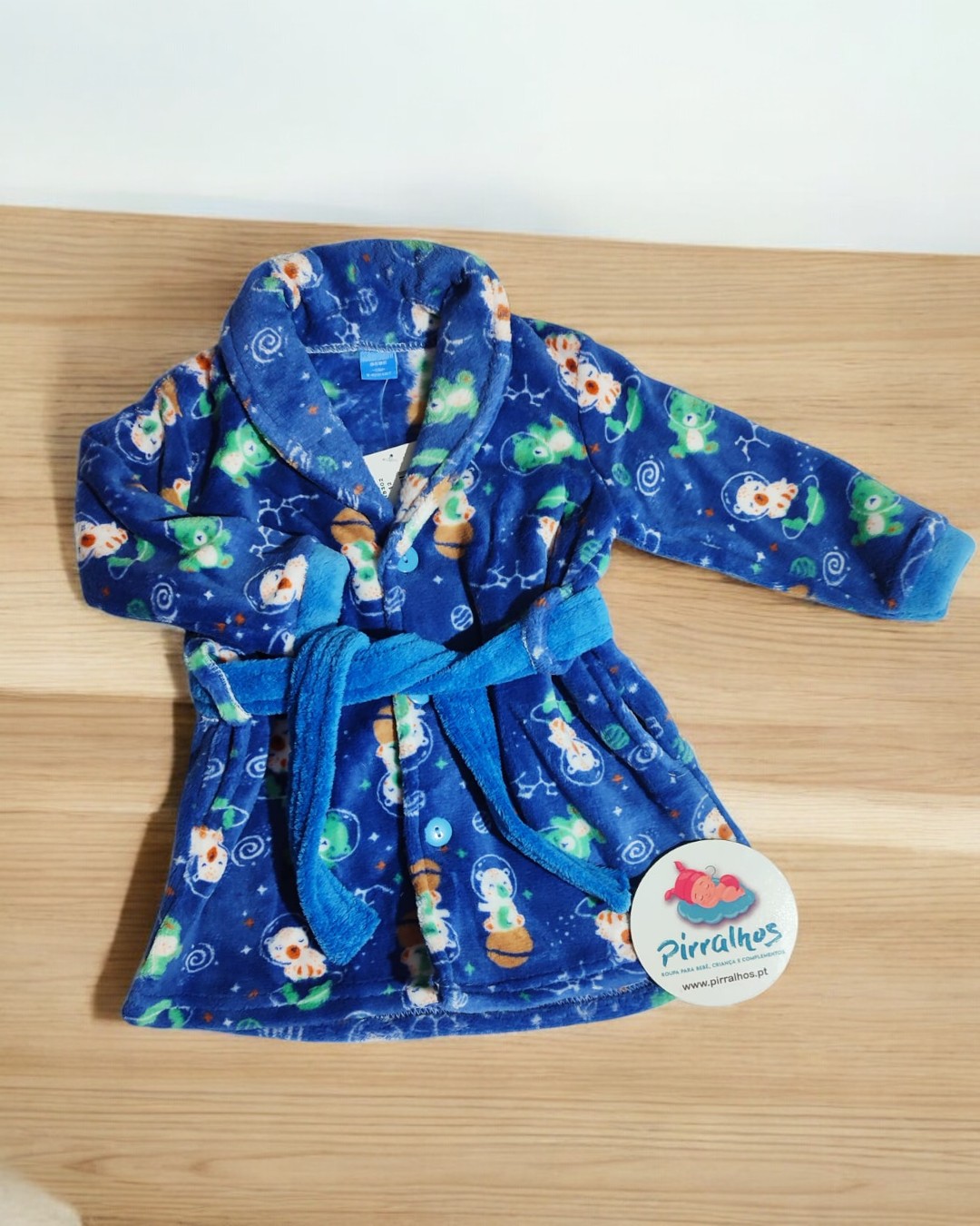 Robe azul de criança com padrão de bonecos de neve e rãs, tecido macio com cinto, etiqueta redonda Piralhos