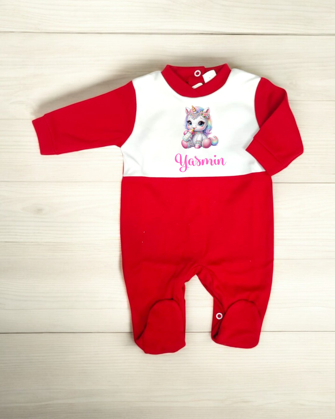Pijama de bebé vermelho e branco com desenho de gato e nome Yasmin