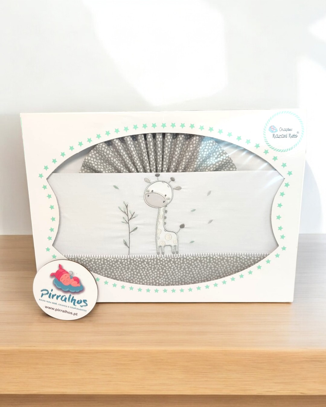 Conjunto de roupa de cama para bebé com girafa, em caixa branca com estrelas verdes