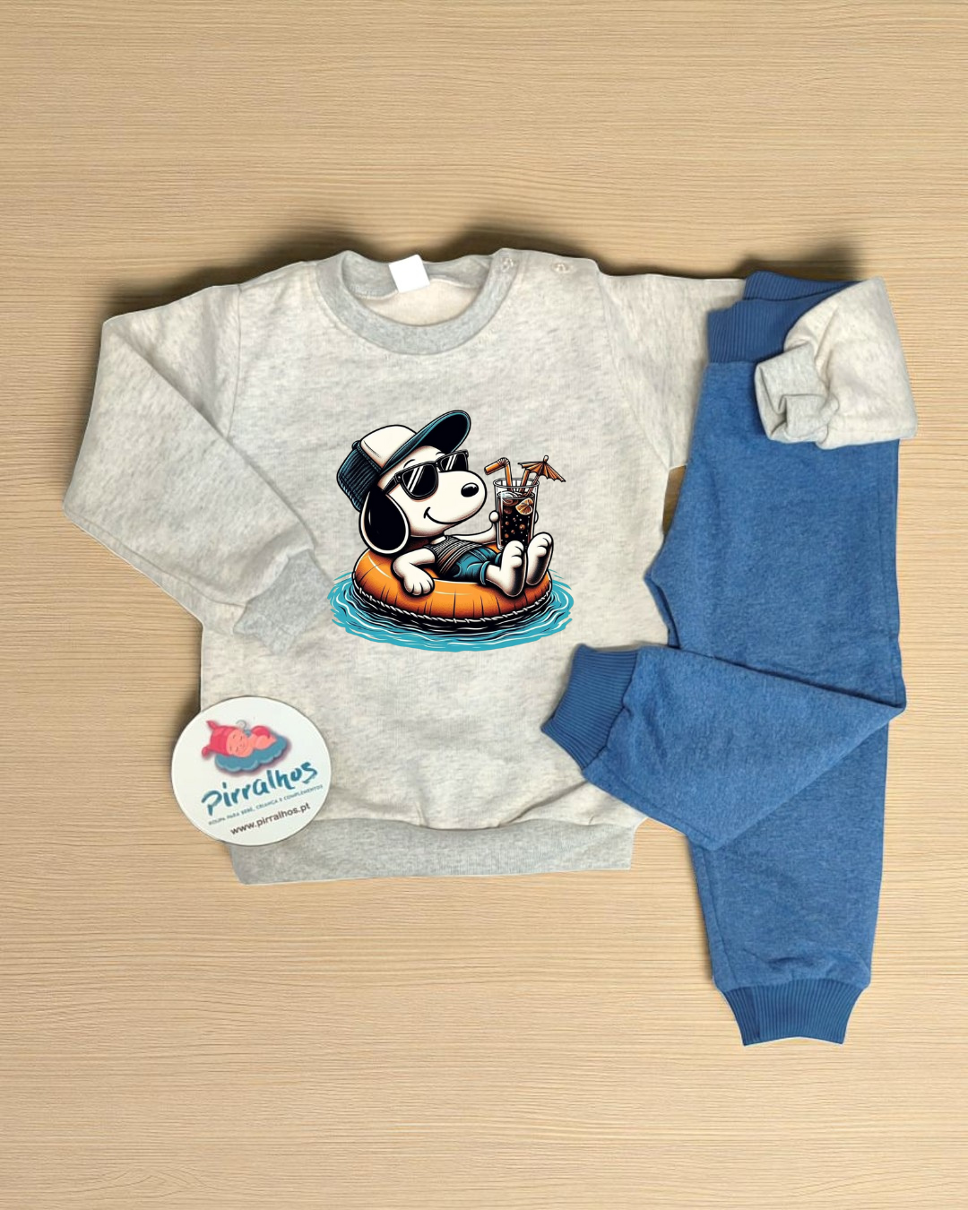 Conjunto roupa criança com camisola cinza e calças azuis