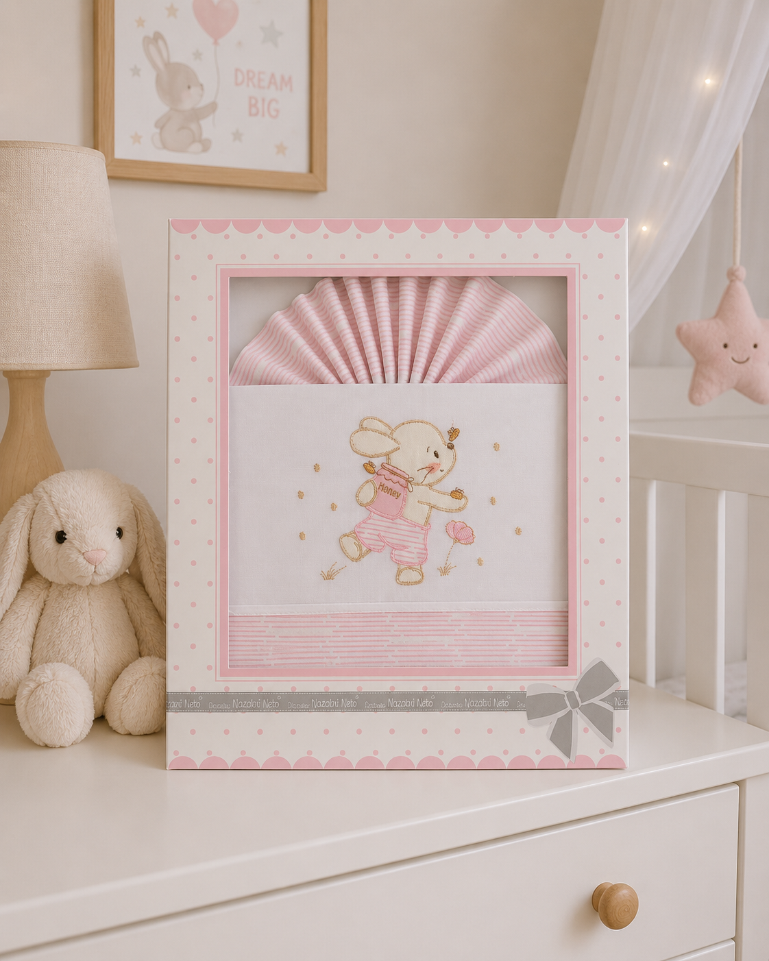 Conjunto de roupa de cama rosa e branco com bordado de coelho em caixa decorativa