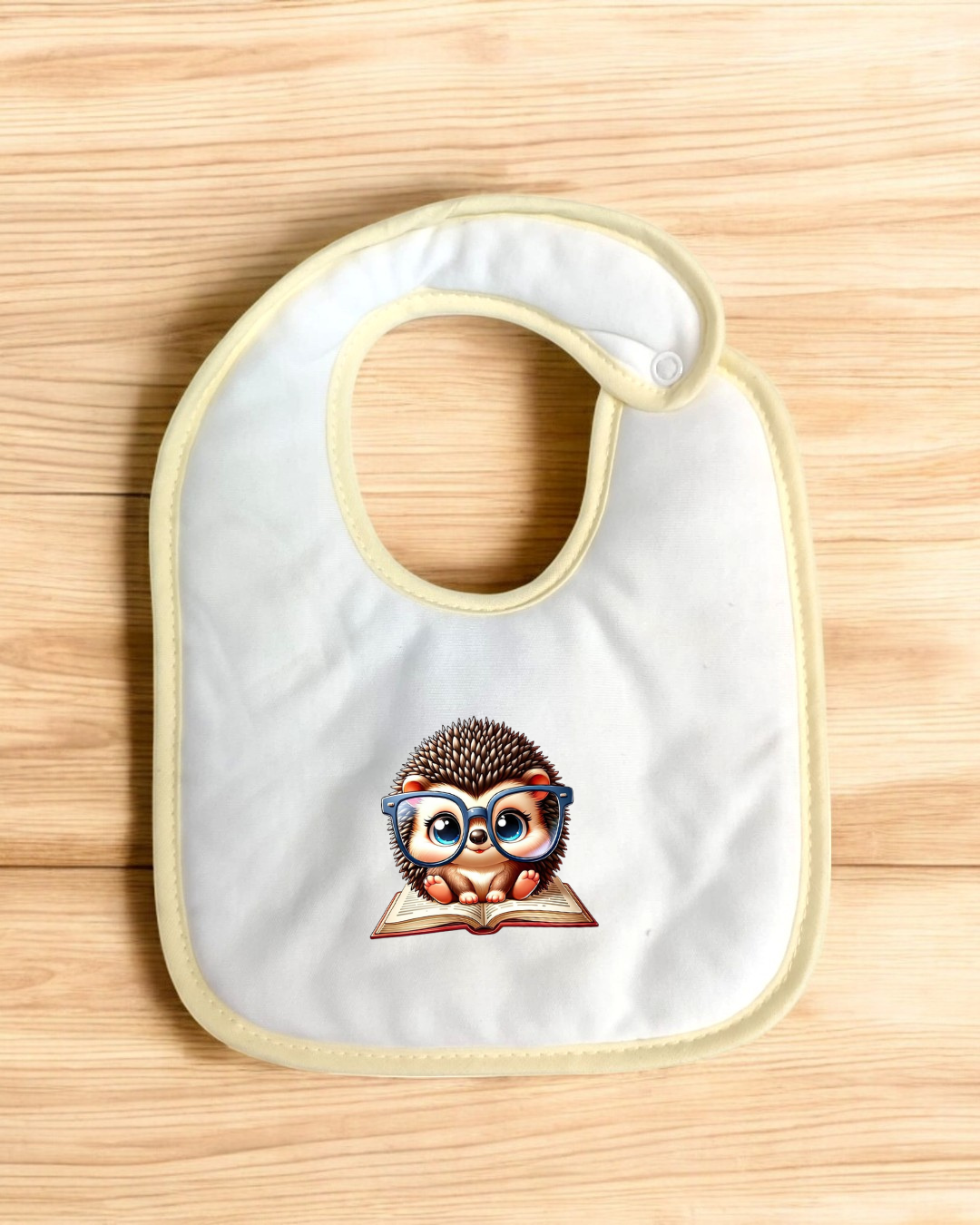 Babete branco com imagem de ouriço com óculos e livro