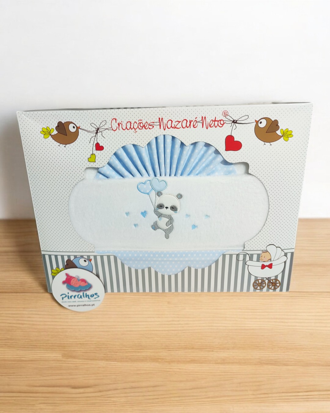 Caixa para tecido de bebé com ursinho, balões azuis, pássaros e texto Criações Nazaré Neto