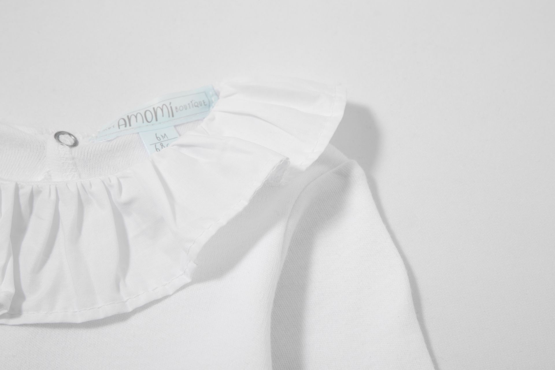 Colarinho branco de tecido com folho e etiqueta azul clara