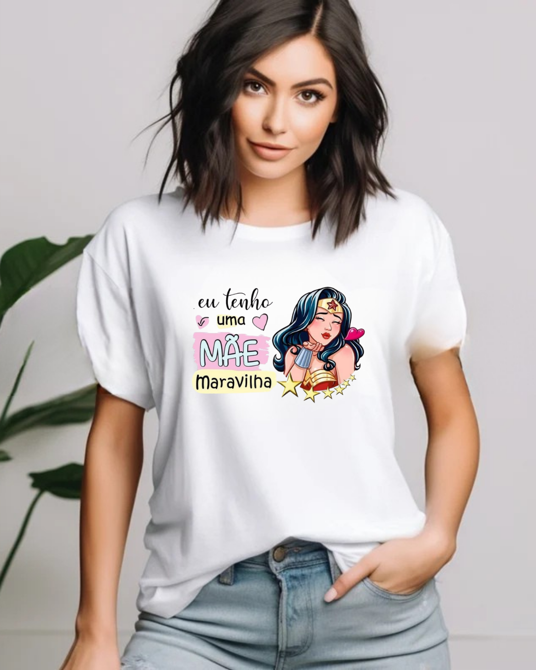 T-shirt branca com estampa colorida e texto em português