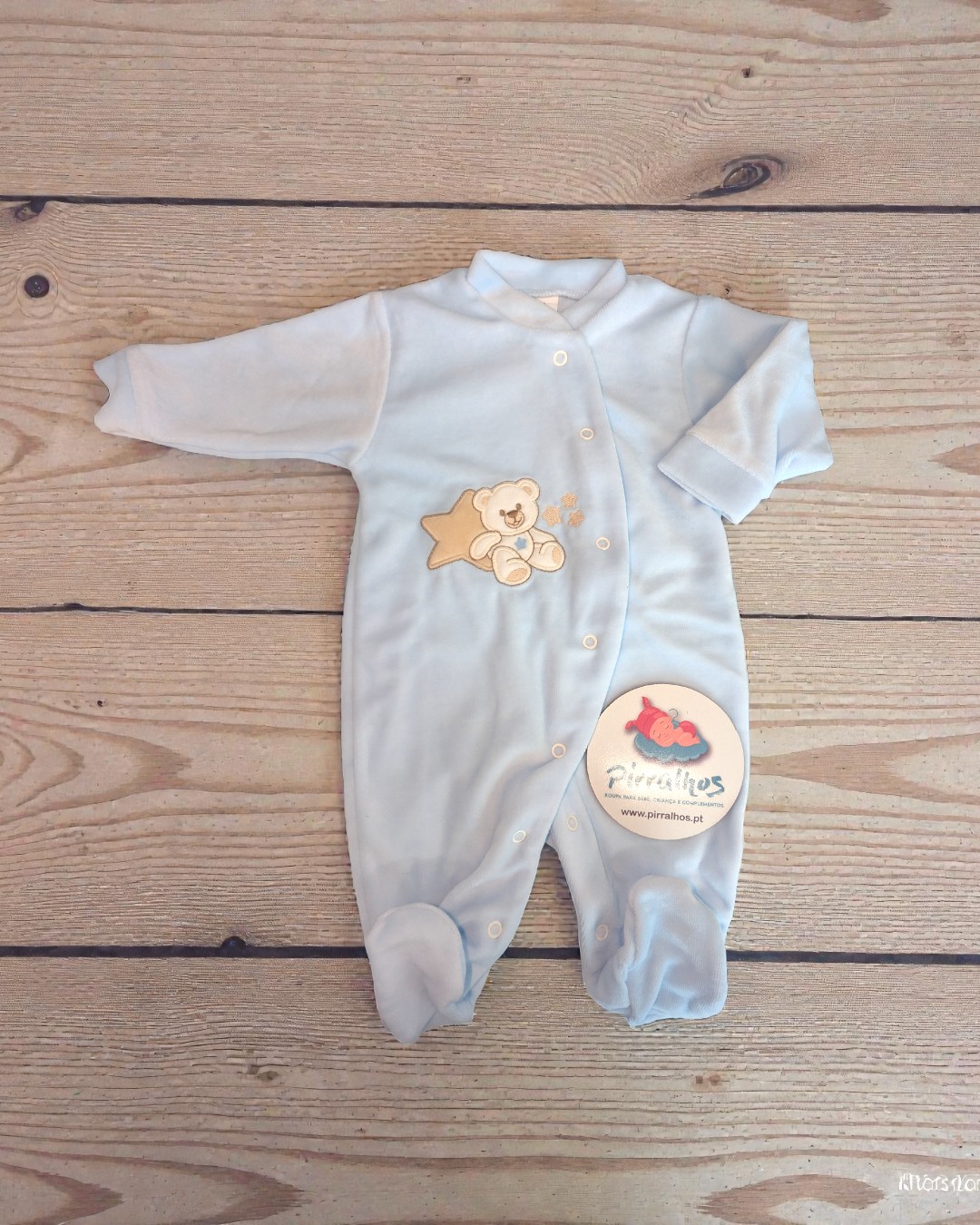 Pijama azul claro para bebé com bordado de ursinho e estrela
