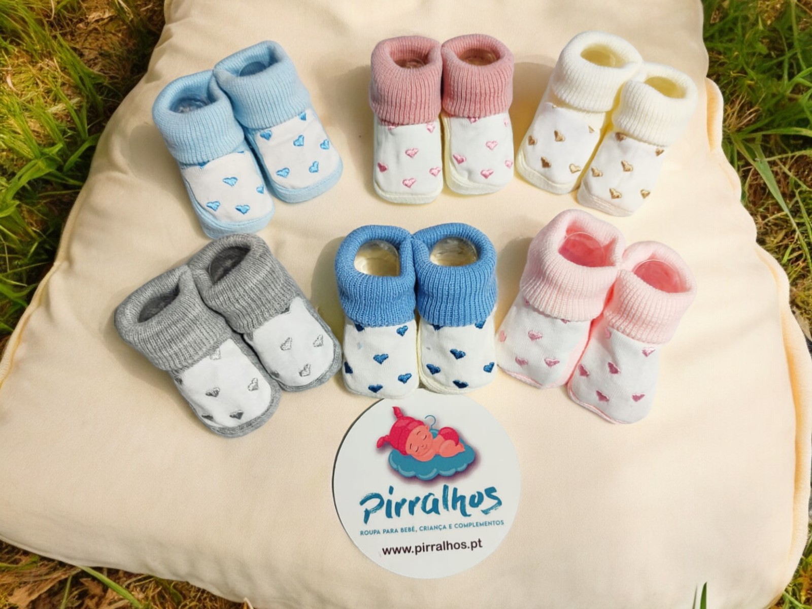 Sapatos de bebé de malha em várias cores com padrão de corações