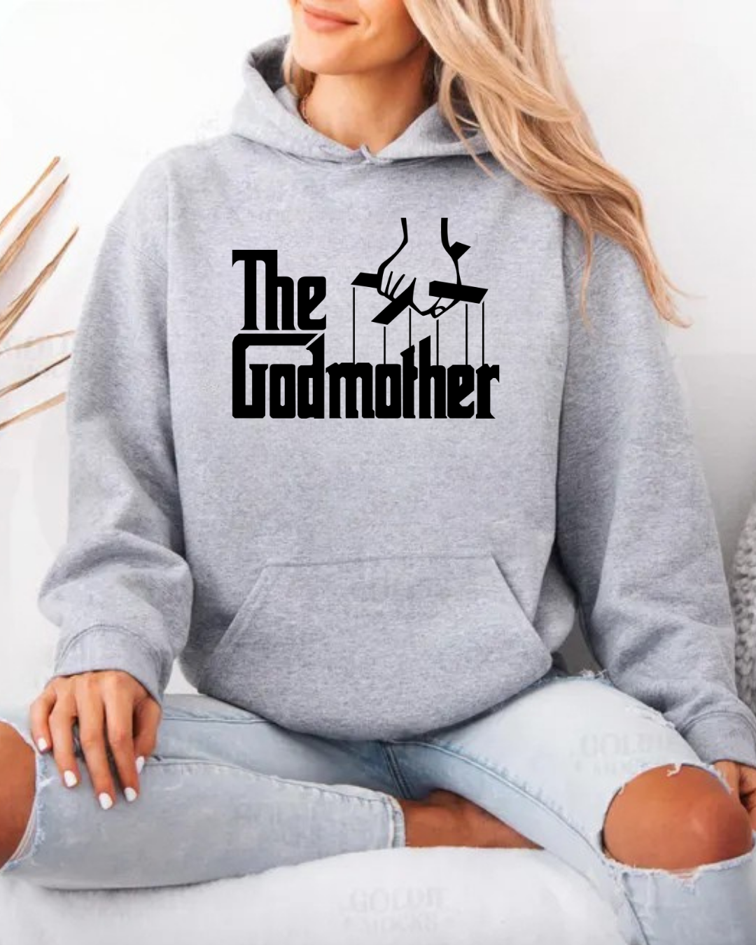 Sweatshirt cinzenta com capuz e estampa preta 'The Godmother' em design de marionetas.