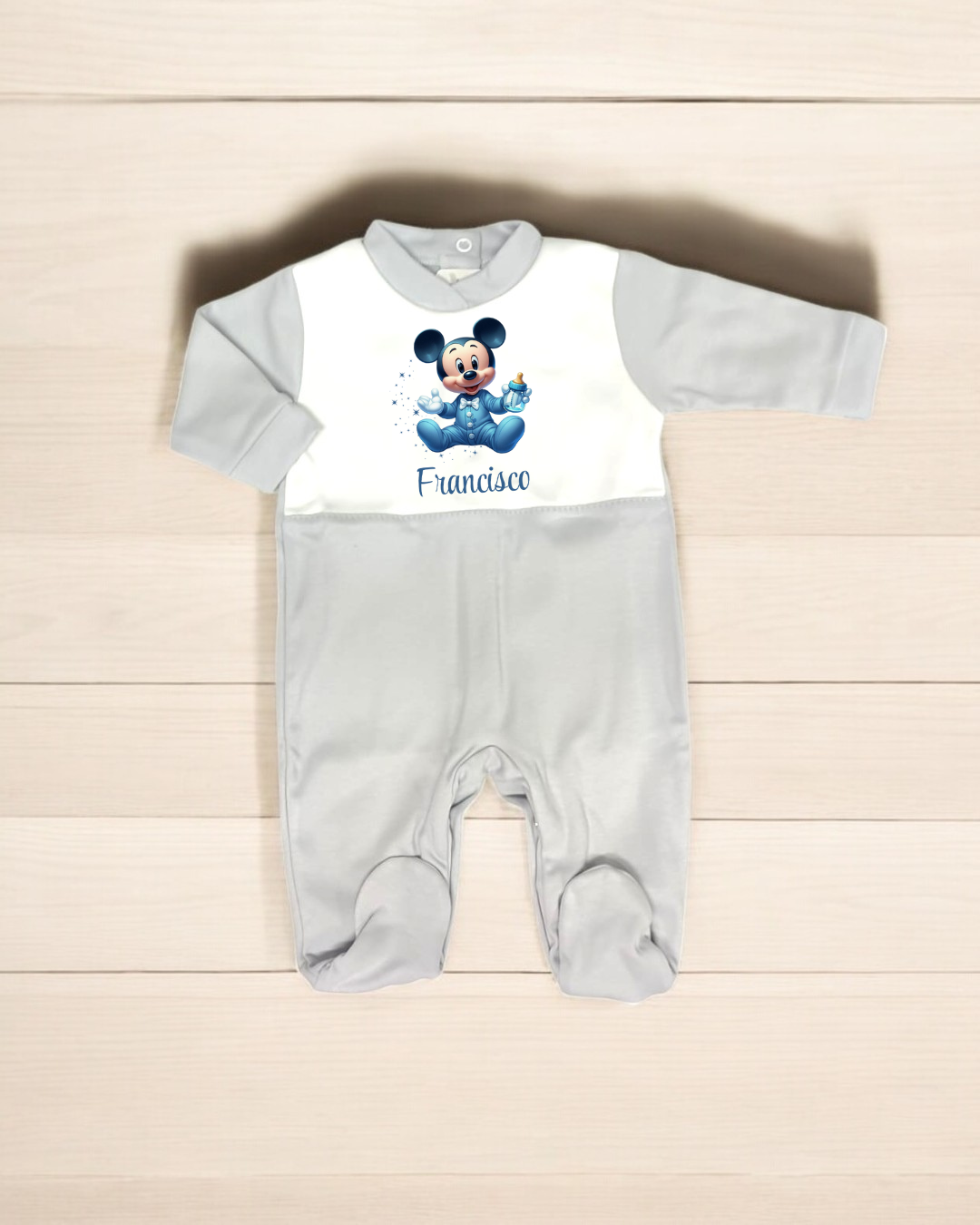 Pijama de bebé cinzento e branco com imagem do Mickey Mouse azul e nome Francisco