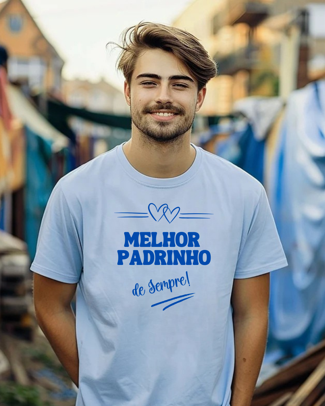 Homem jovem a usar t-shirt branca com texto azul MELHOR PADRINHO de Sempre
