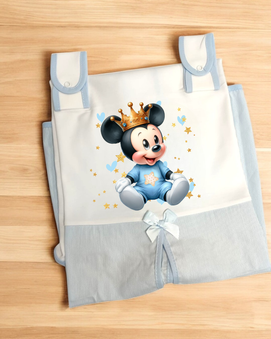 Capa para bebé branca e azul com ilustração de Mickey com coroa