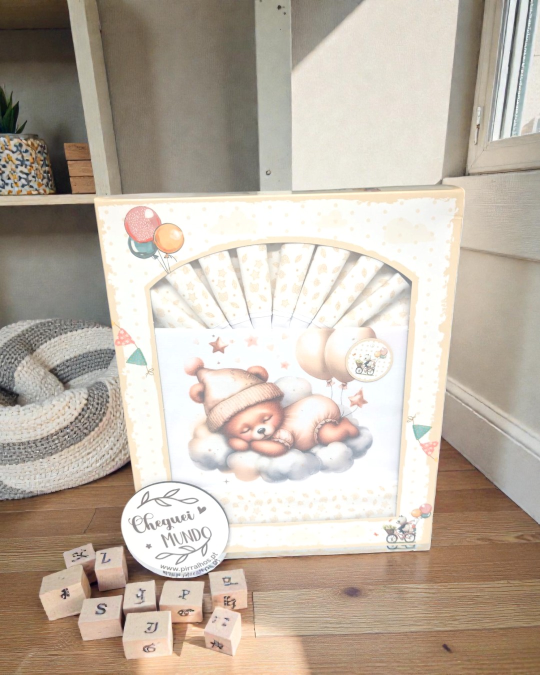 Caixa decorativa para bebé com desenho de ursinho e blocos de madeira com letras