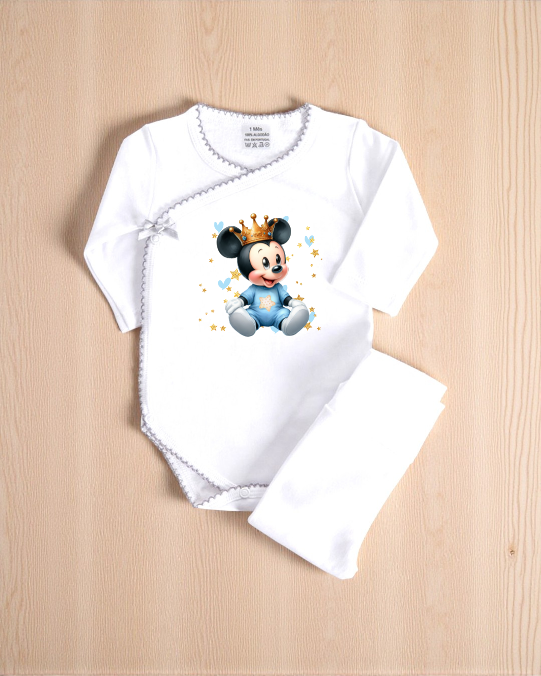 Body de bebé branco com estampa de Mickey e calças brancas