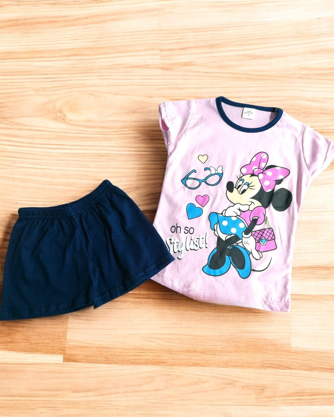 Conjunto infantil azul e rosa com t-shirt Minnie e calções azuis