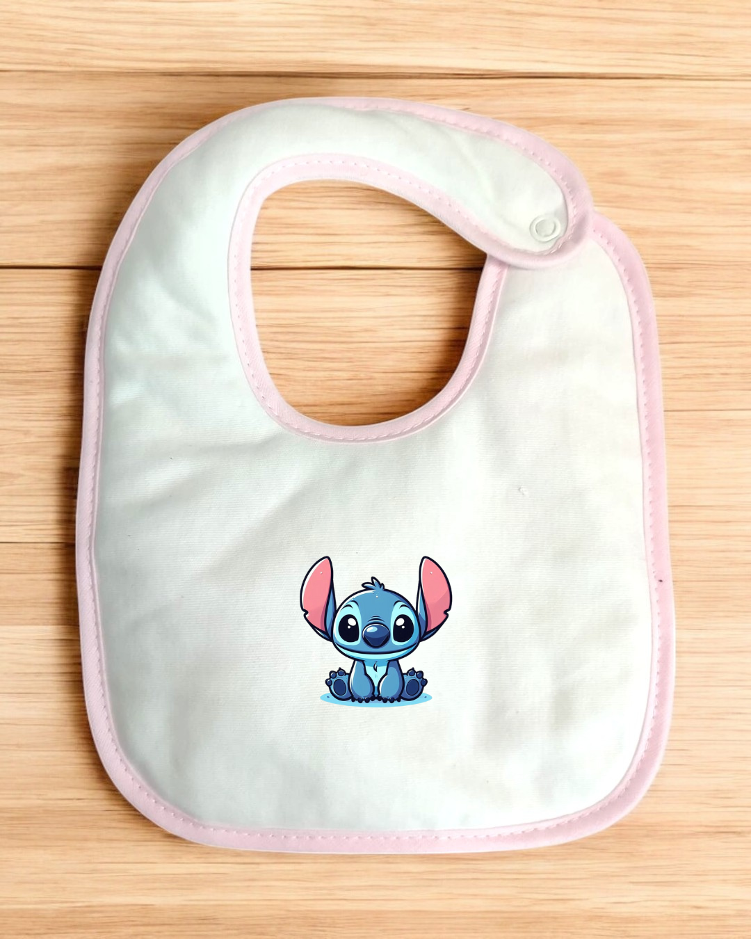 Babete de bebé branco com bordadura rosa e imagem de Stitch