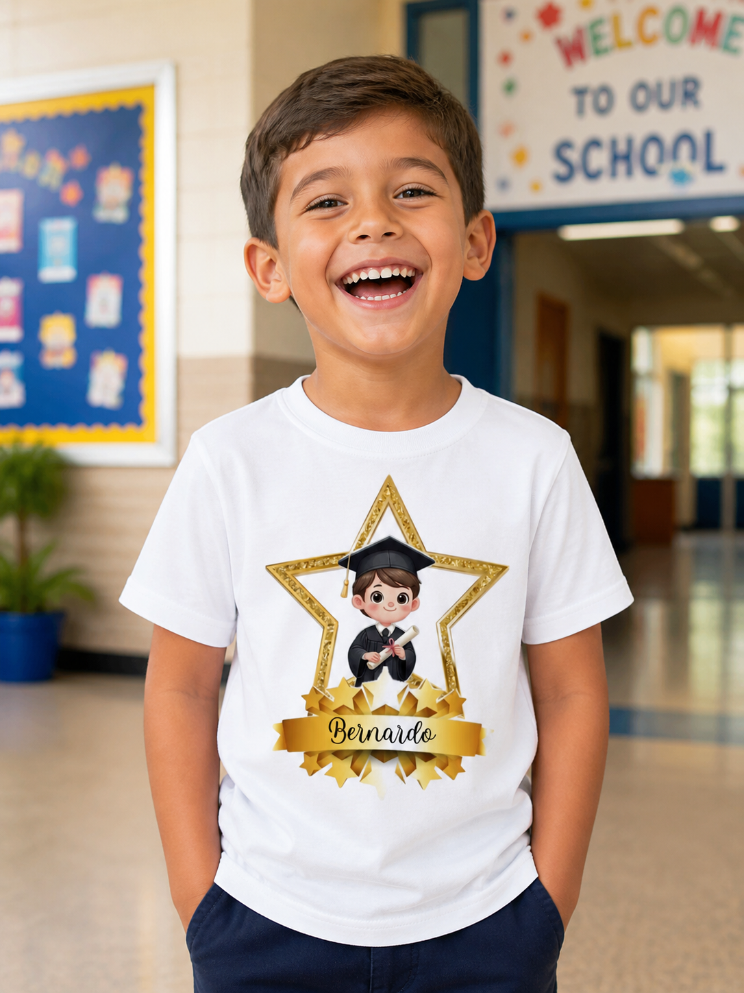 Camisola branca com estampa de menino em traje académico e estrela dourada