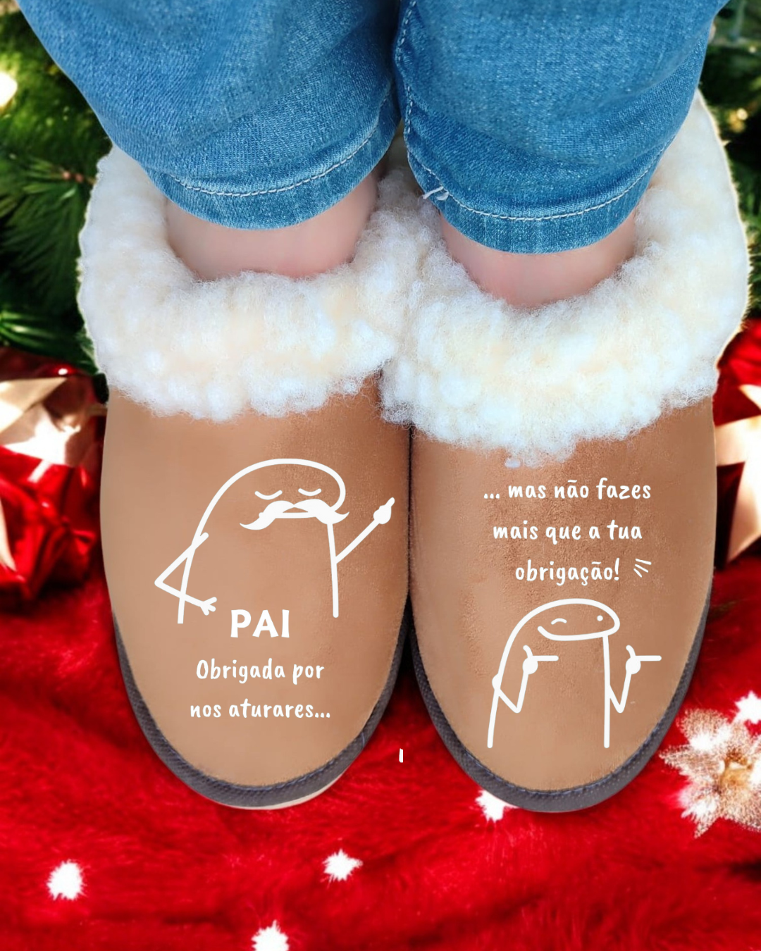 Chinelos castanhos com pelúcia branca interior e texto em português, usados com calças azuis em tapete vermelho natalício