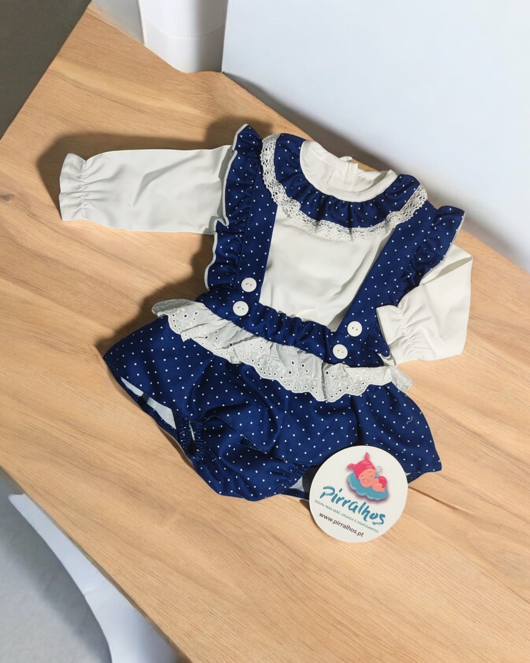 Conjunto de roupa de bebé azul com bolinhas e body branco