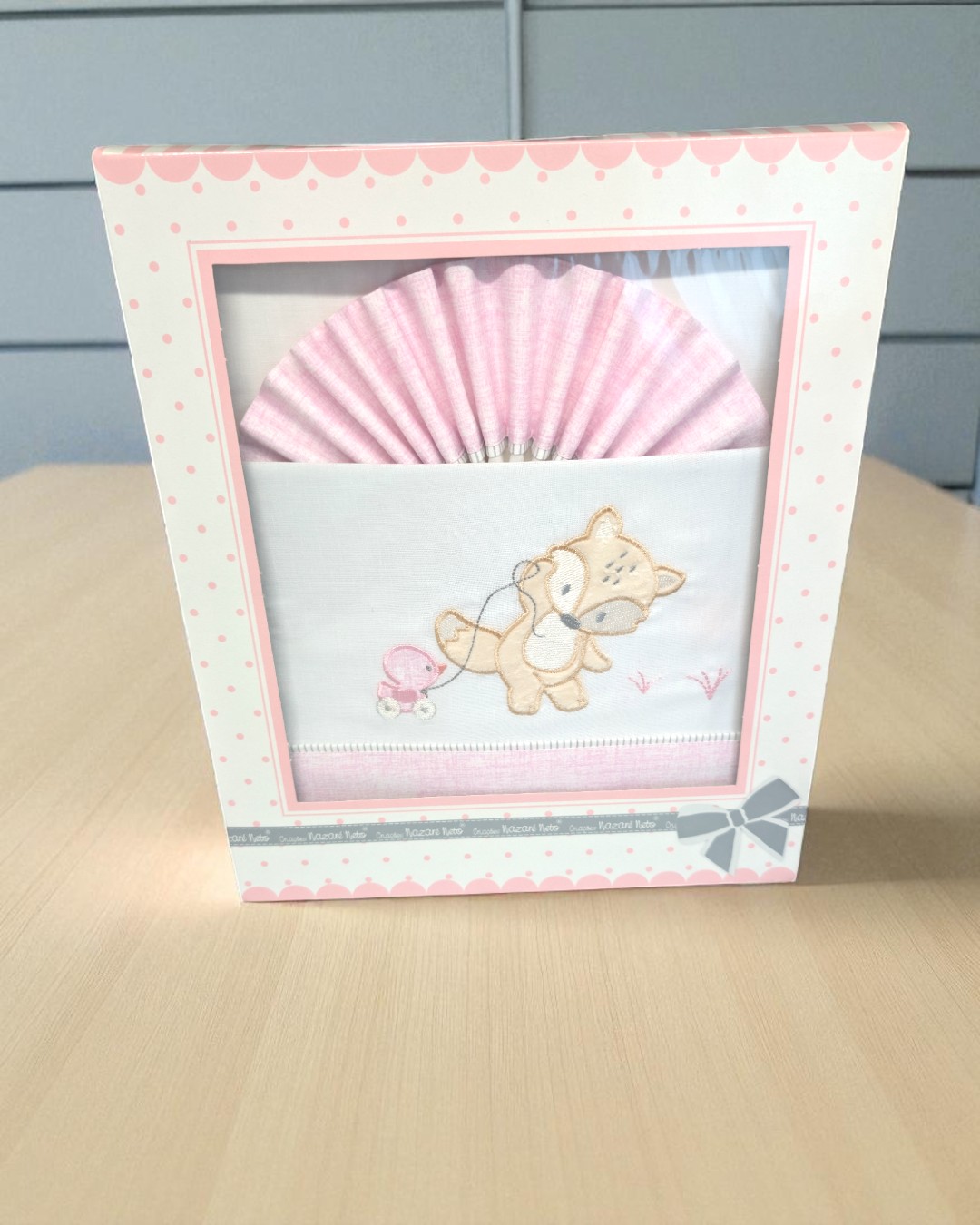 Fralda branca com bordado de raposa e pássaro em embalagem rosa com bolinhas