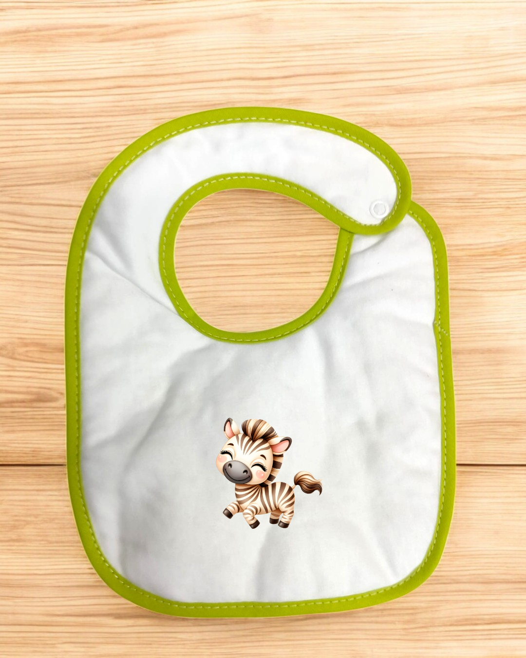 Babete branco com borda verde e ilustração de zebra