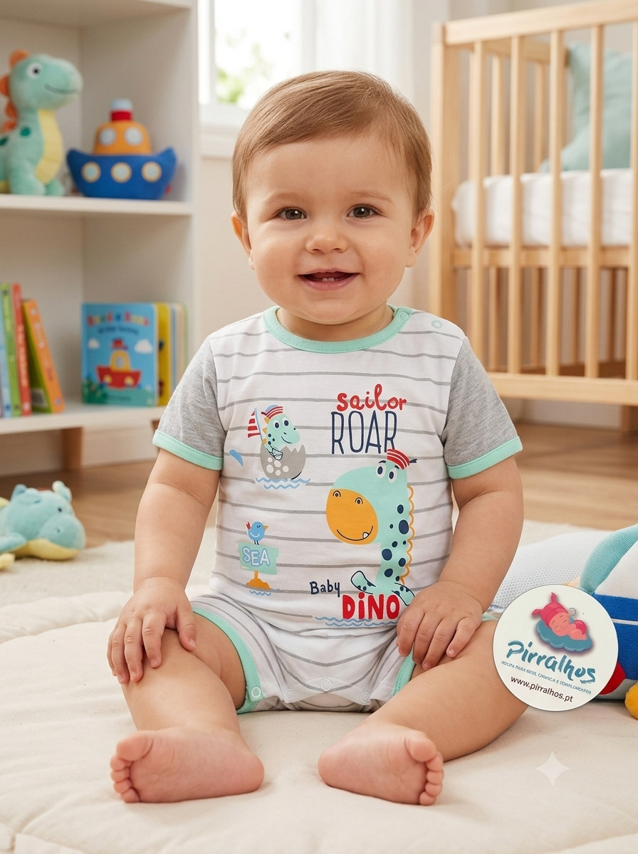 Bebé com body estampado de dinossauros sentado em quarto infantil com berço e brinquedos.