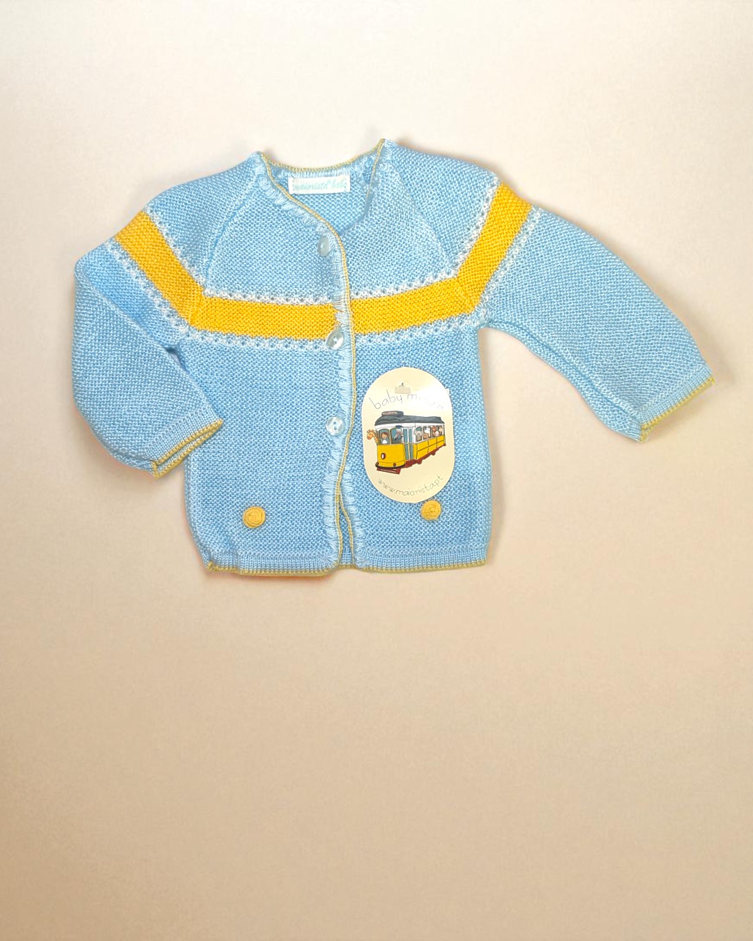 Camisola de malha azul clara com faixa amarela e etiqueta com elétrico amarelo