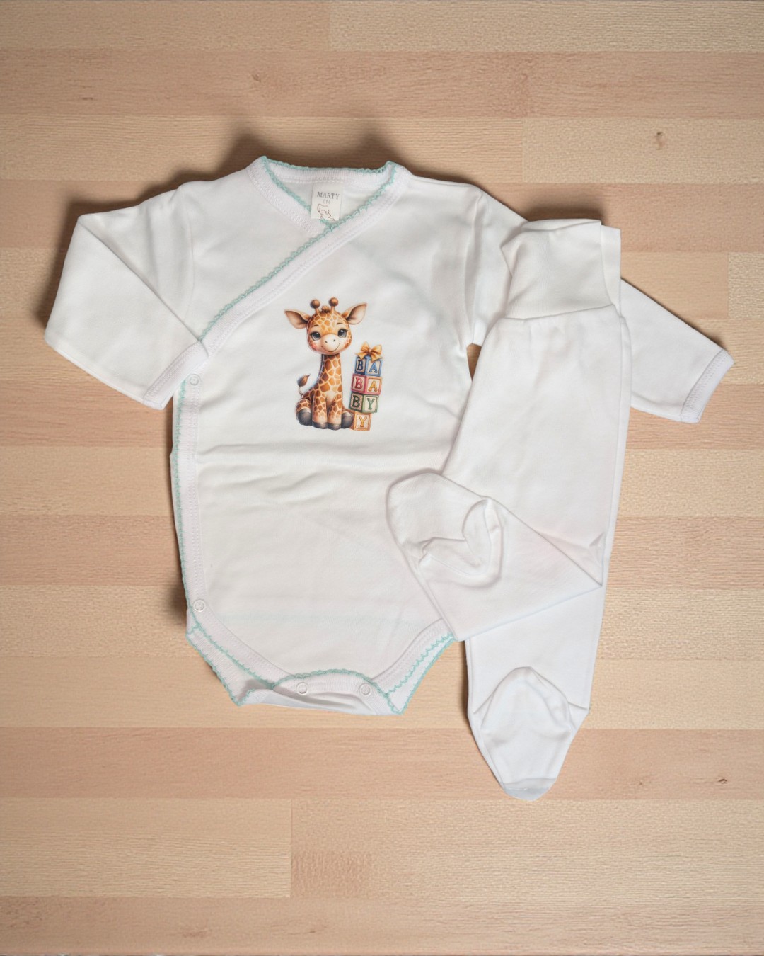 Conjunto branco para bebé com body bordado de girafa e calças com pezinhos