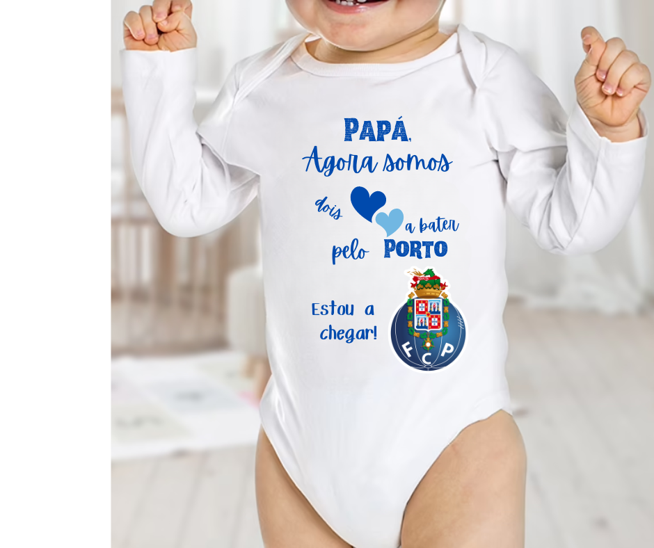 Body branco de bebé com texto e brasão do Futebol Clube do Porto