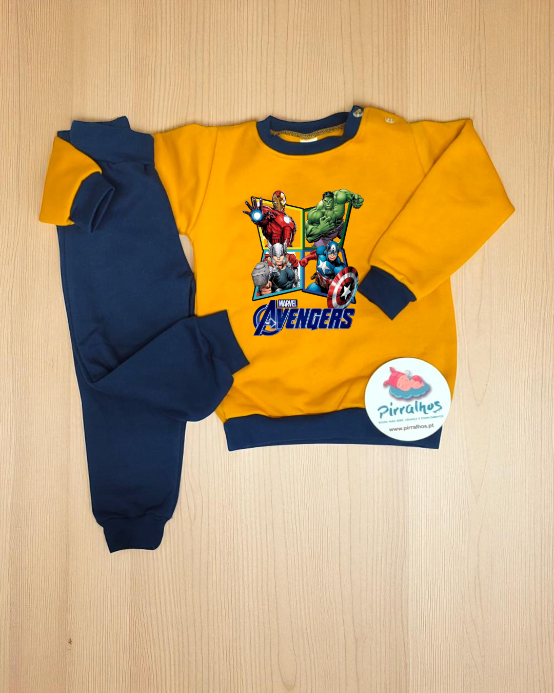 Conjunto de roupa infantil com camisola amarela Marvel Avengers e calças azuis