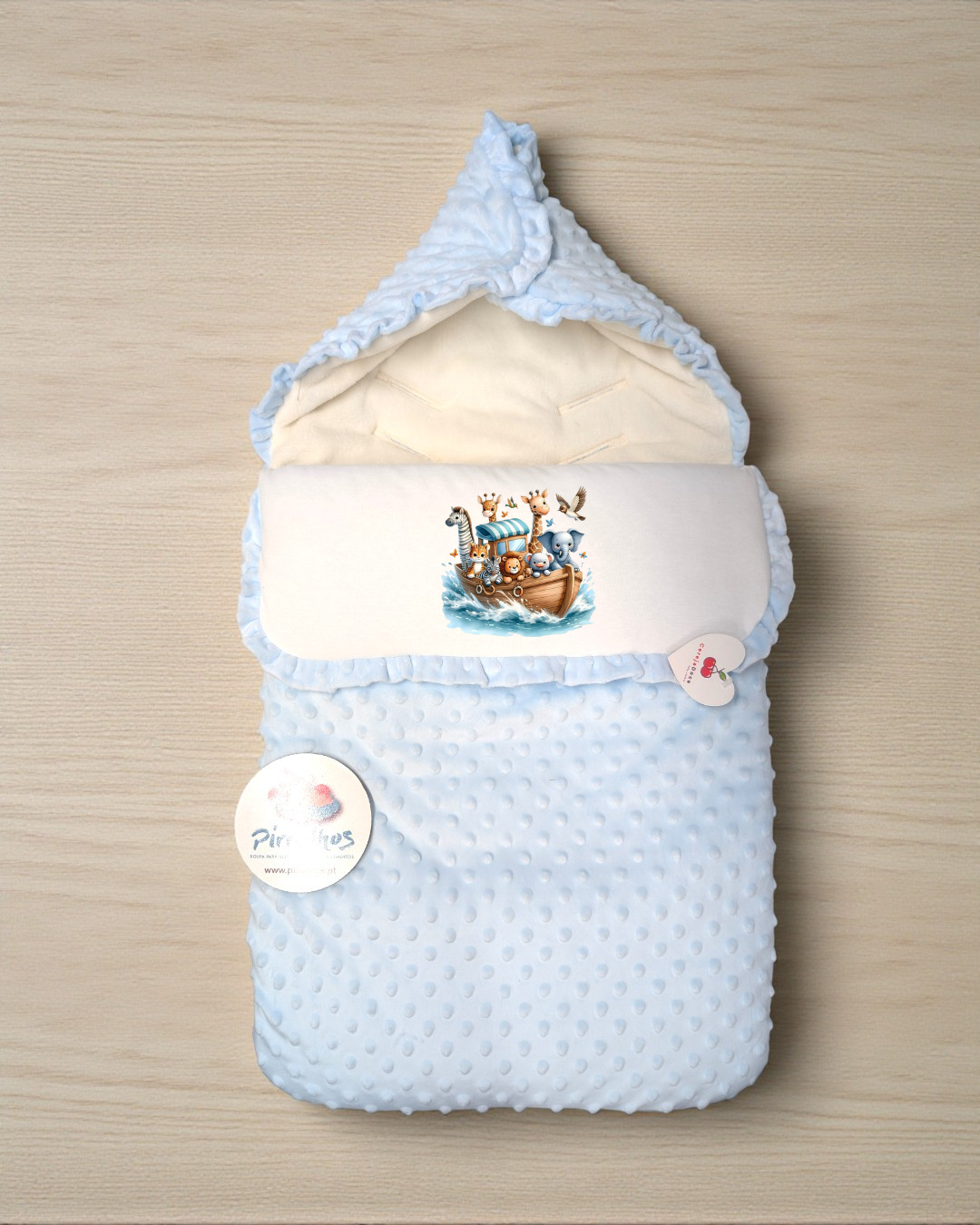 Saco de bebé azul claro com textura de pontos e estampa de arca com animais