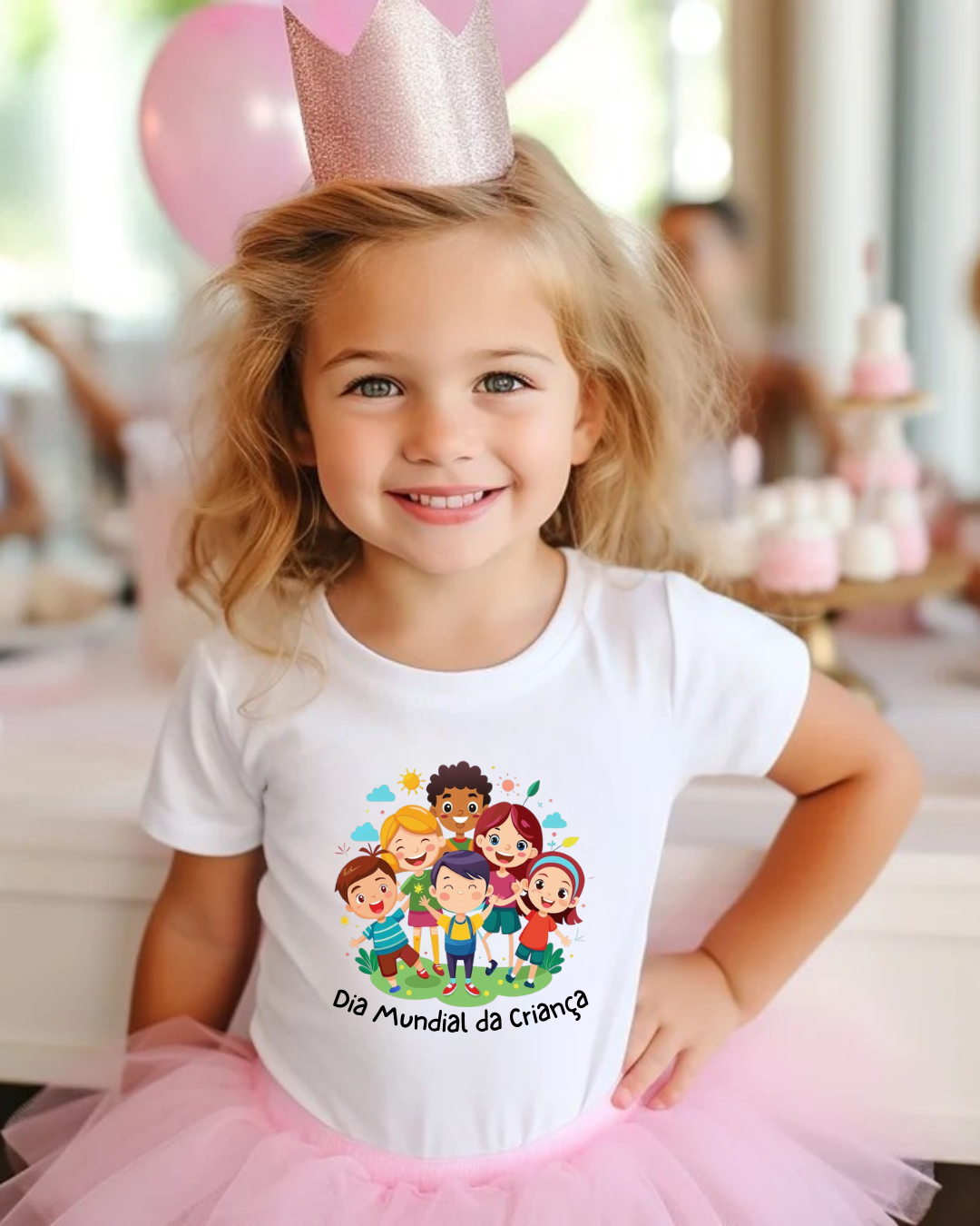 Menina com camisola branca estampada e saia rosa em festa infantil