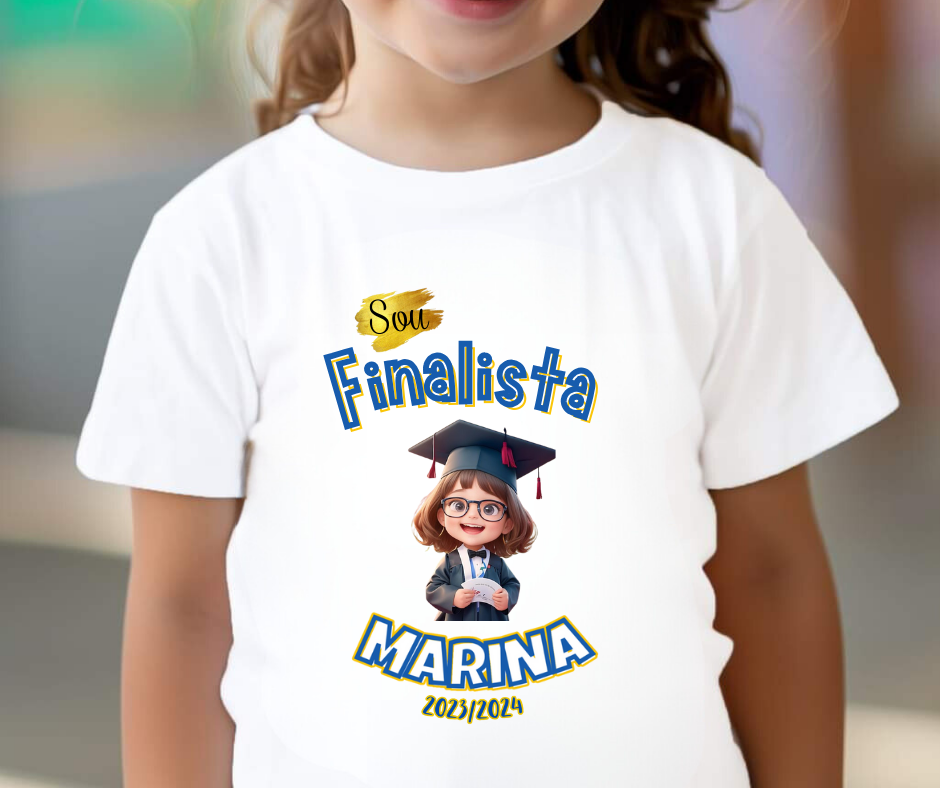 Camisola branca infantil com estampa colorida de formatura e texto personalizado