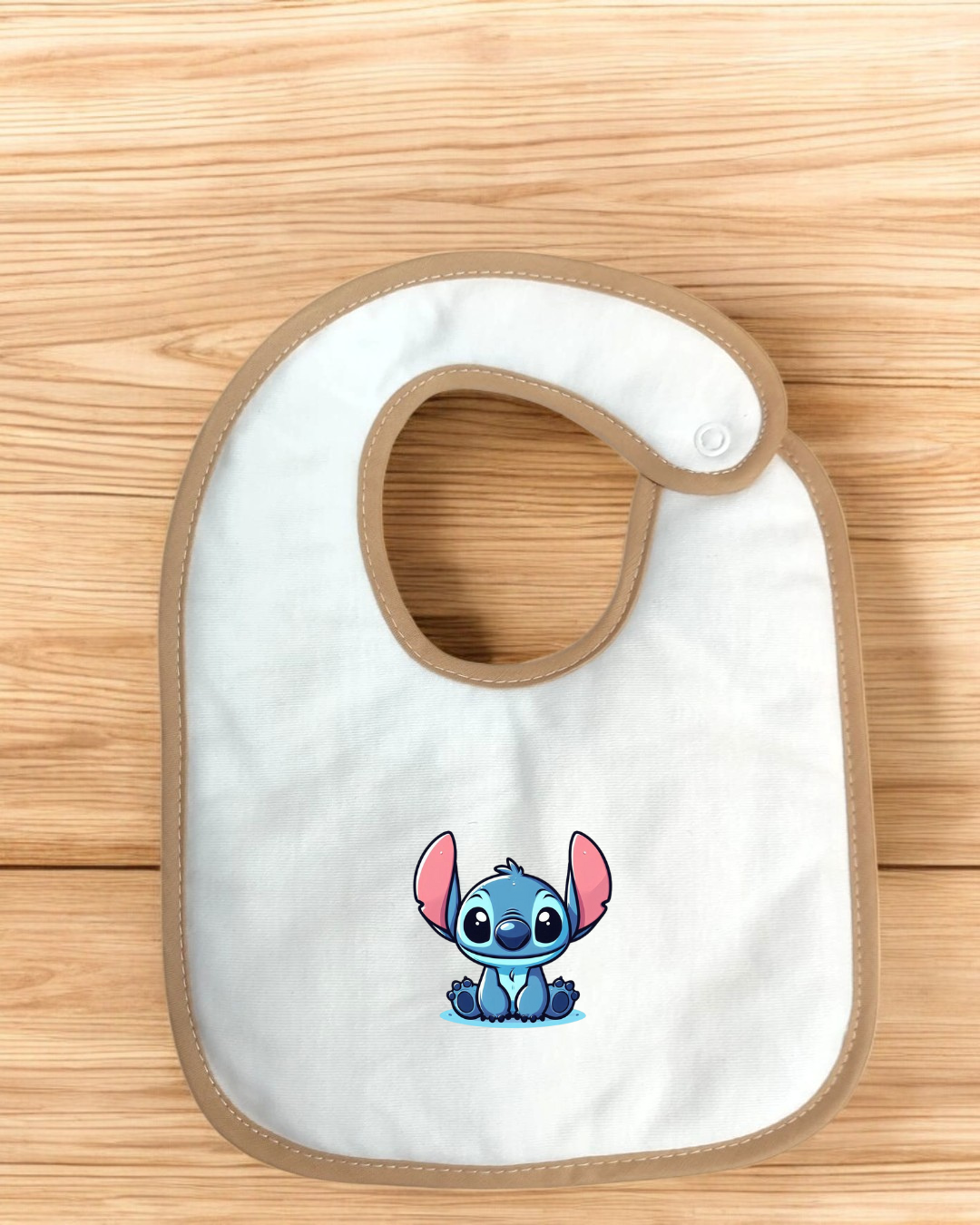 Babete branco com bordas bege e desenho do Stitch