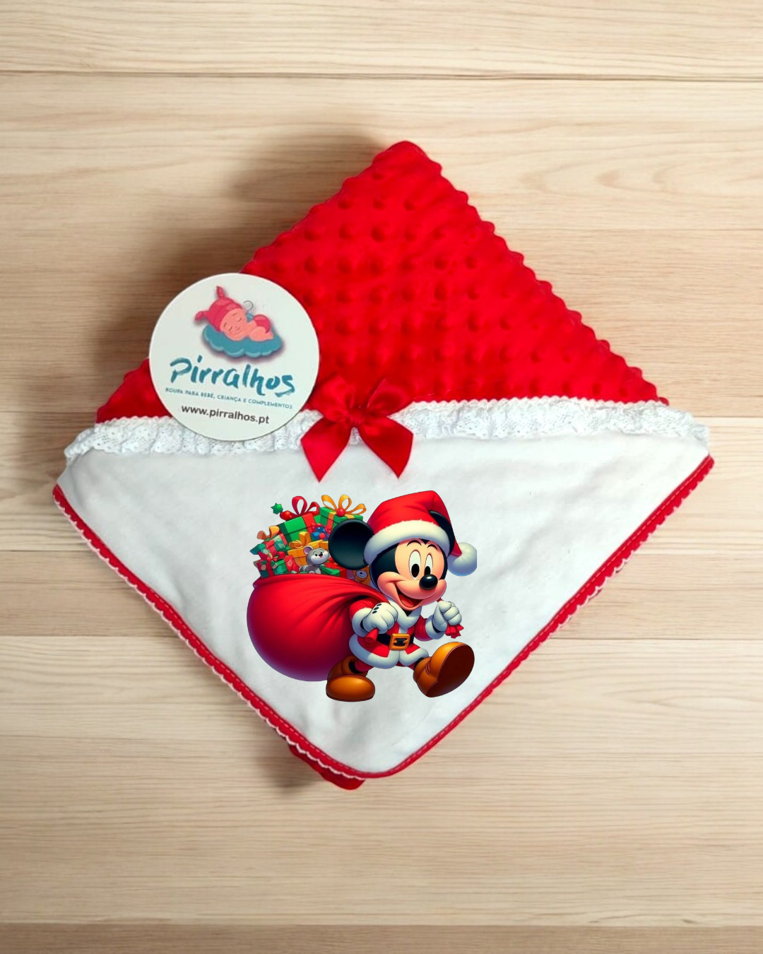 Manta para bebé vermelha com estampa do Mickey Natal e etiqueta da marca