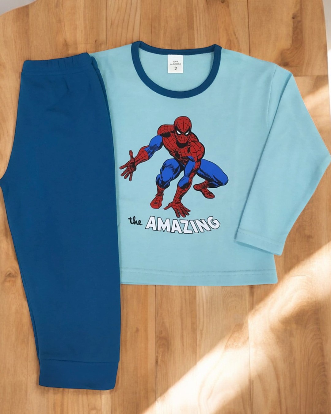 Conjunto de pijama infantil azul com estampa do Homem-Aranha e calças azul escuro
