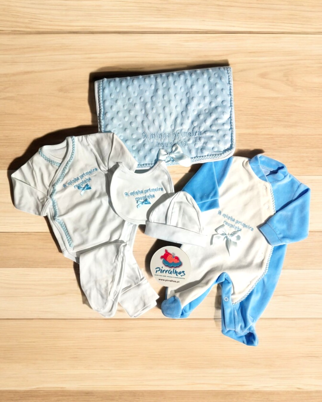 Conjunto de roupa de bebé azul e branco com manta embosso e texto bordado